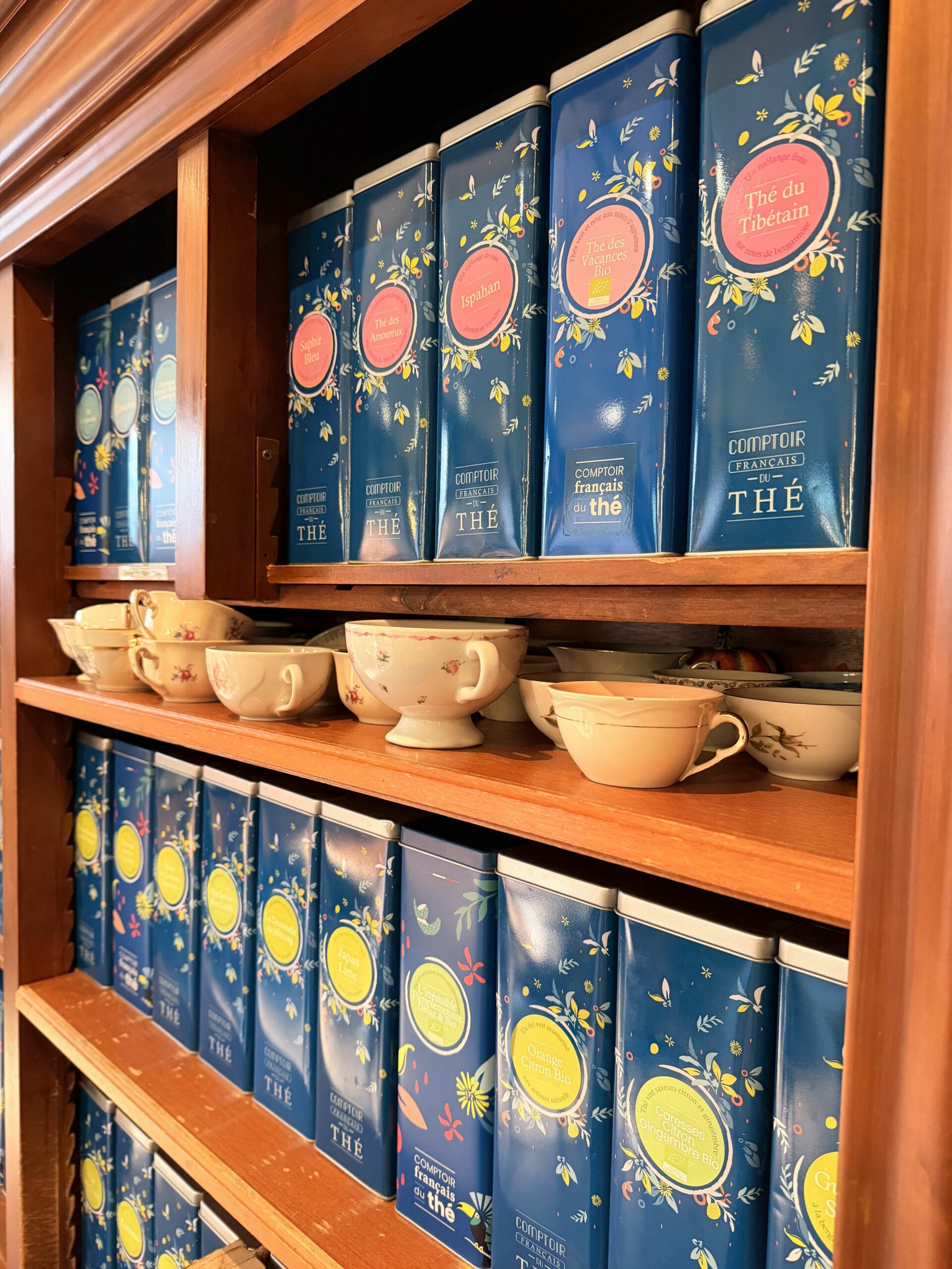 Sélection de thés et infusions dans la boutique Au Chapeau Thé