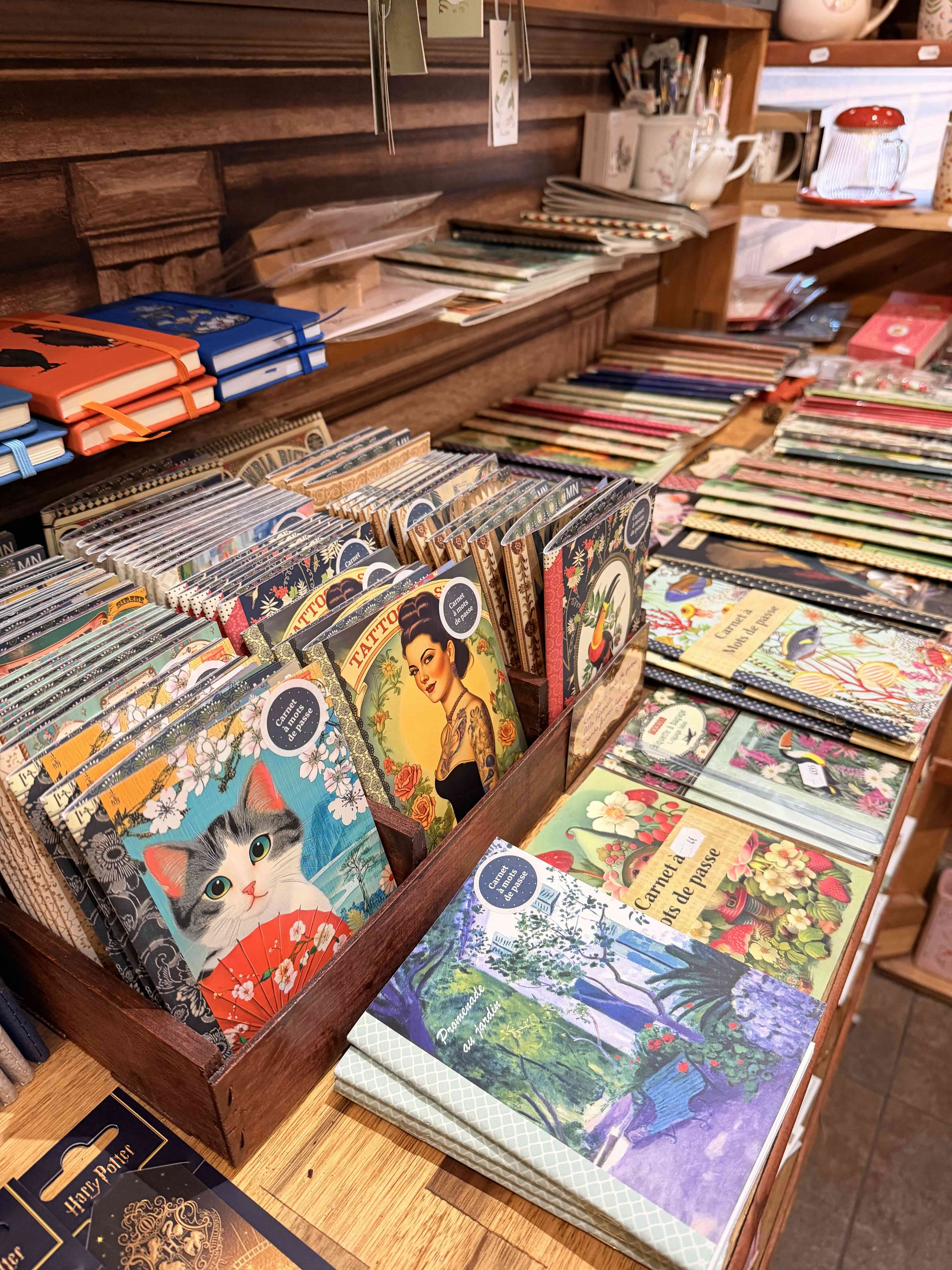Papeterie artistique et créations proposées en boutique